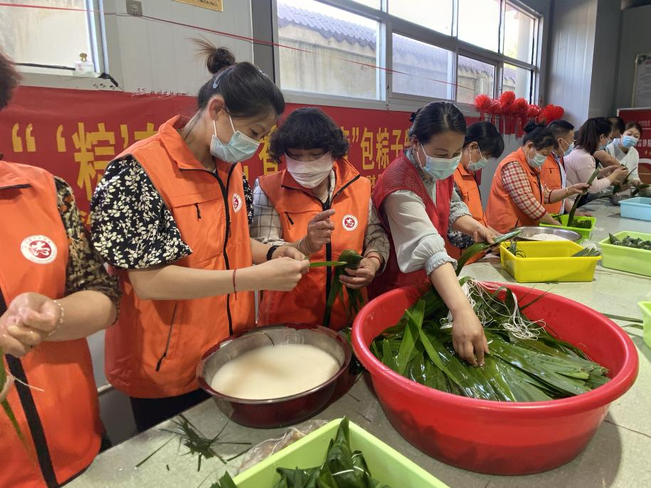 青口供電所黨支部聯(lián)合生產(chǎn)生活服務(wù)中心分會(huì )、黃沙坨社區，共同舉辦“悠悠艾草香 濃濃端午情”系列活動(dòng)。.png